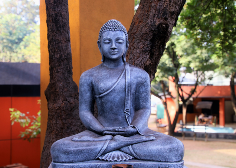 gautama buddha statue